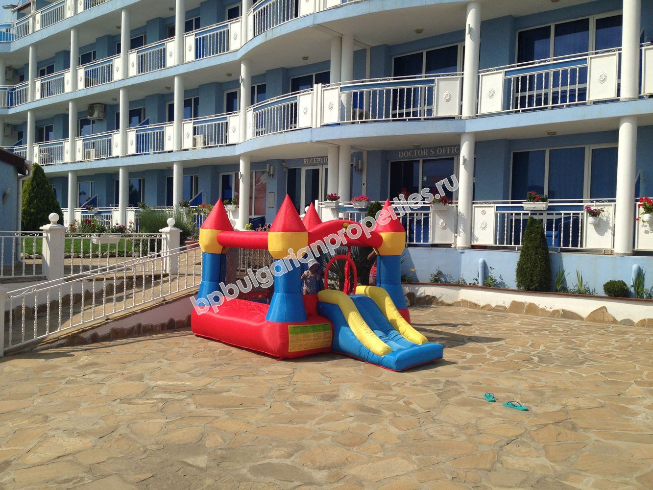 Двухкомнатная меблированная квартира в комплексе недалеко от Солнечного берега и пляжа