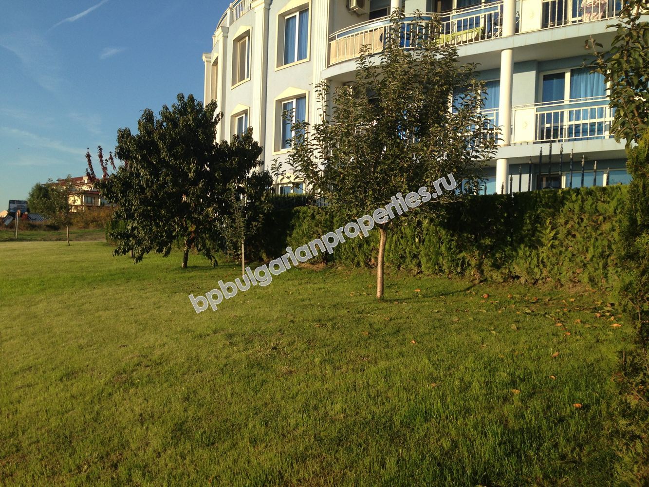 Двухкомнатная меблированная квартира в комплексе недалеко от Солнечного берега и пляжа