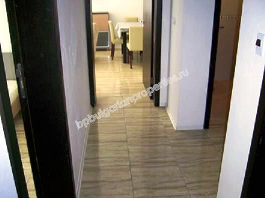 Меблированная трехкомнатная квартира на продажу недалеко от пляжа в курорте Солнечный Берег