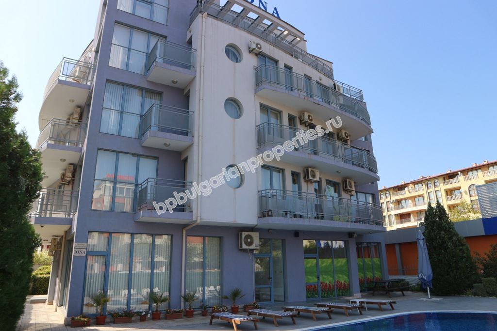 Меблированная трехкомнатная квартира на продажу недалеко от пляжа в курорте Солнечный Берег