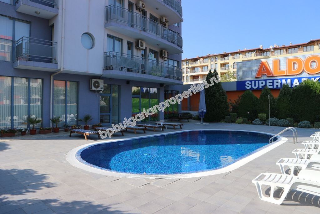 Меблированная трехкомнатная квартира на продажу недалеко от пляжа в курорте Солнечный Берег