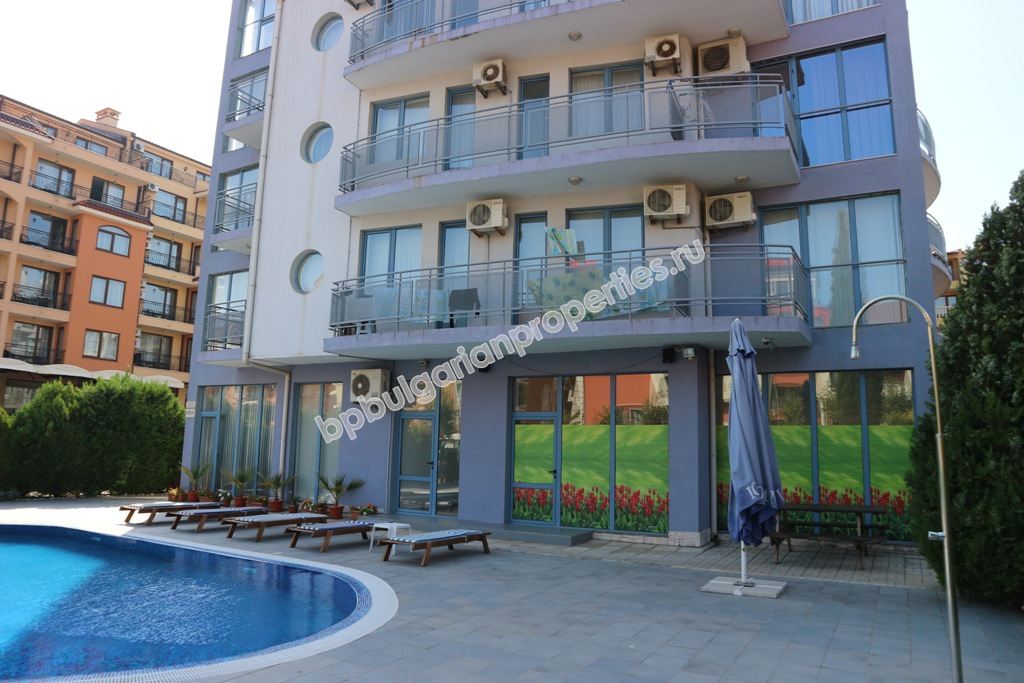 Меблированная трехкомнатная квартира на продажу недалеко от пляжа в курорте Солнечный Берег