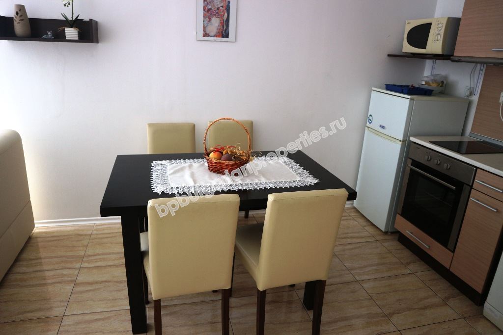 Меблированная трехкомнатная квартира на продажу недалеко от пляжа в курорте Солнечный Берег