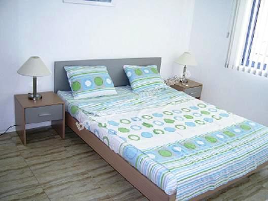 Меблированная трехкомнатная квартира на продажу недалеко от пляжа в курорте Солнечный Берег