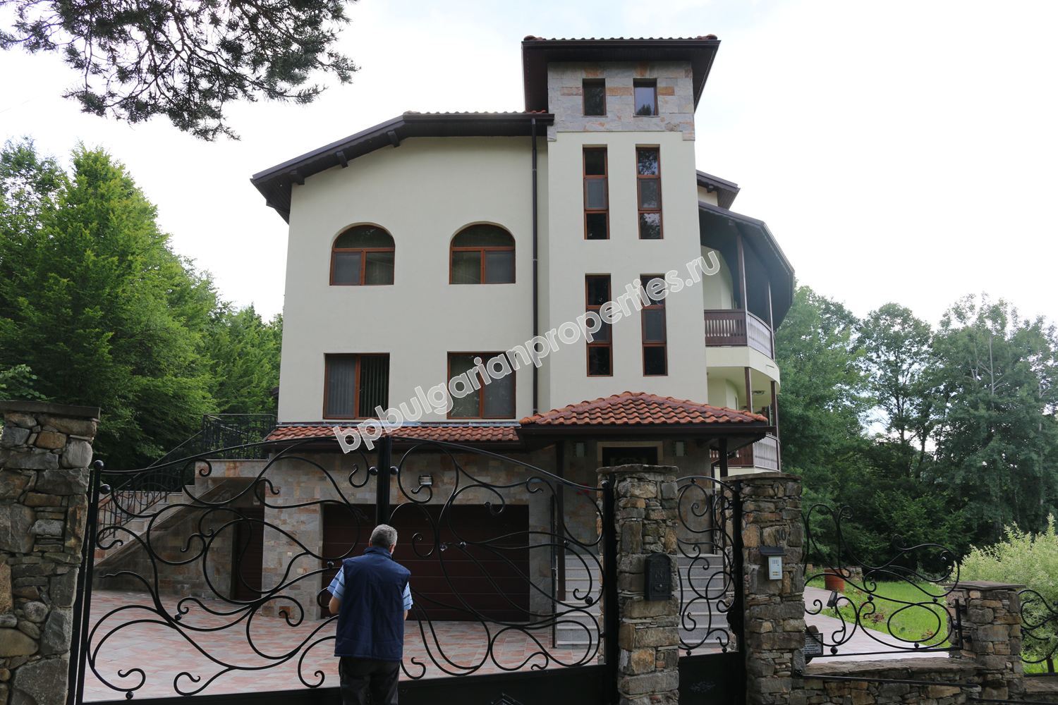 Работающий гостевой дом / гостиница на продажу в деревне вблизи города Троян Работающий гостевой дом / гостиница на продажу в деревне вблизи города Троян