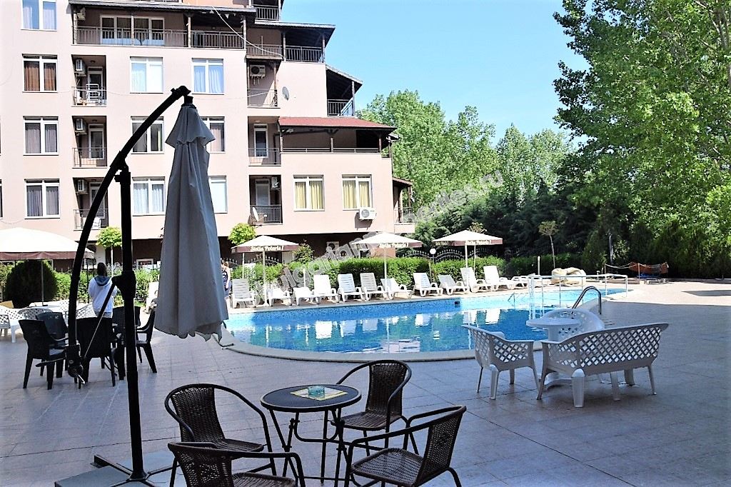 Меблированная двухкомнатная квартира близко к пляжу на продажу в курорте Солнечный Берег