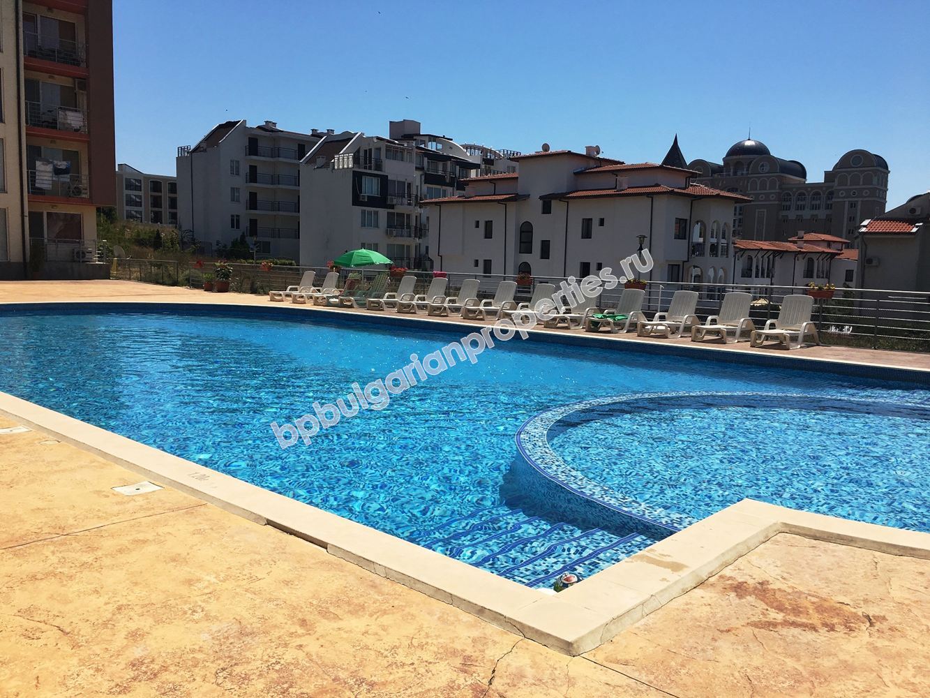 Двухкомнатная меблированная квартира на продажу вблизи моря в курорте Святой Влас