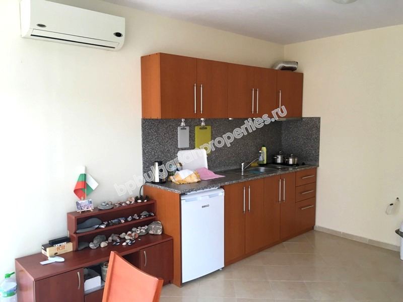 Двухкомнатная меблированная квартира на продажу вблизи моря в курорте Святой Влас