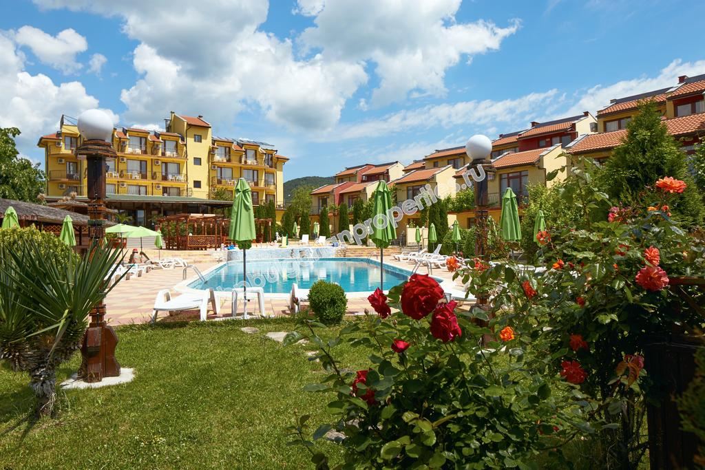 Меблированная двухкомнатный квартира с видом на море для продажи недалеко от пляжа в Свети Влас