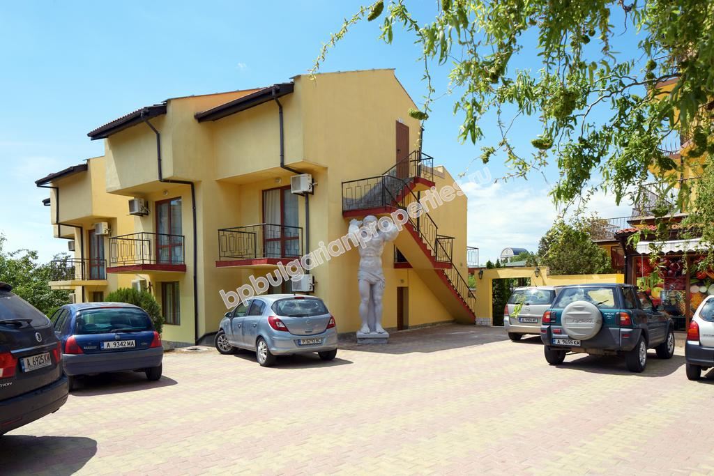 Меблированная двухкомнатный квартира с видом на море для продажи недалеко от пляжа в Свети Влас