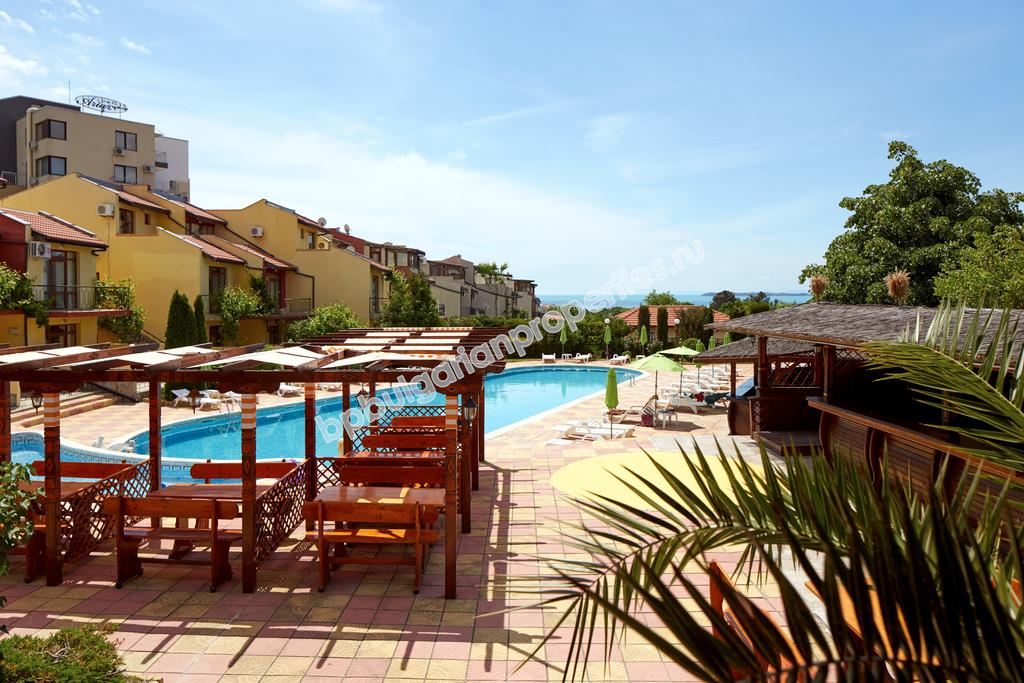 Меблированная двухкомнатный квартира с видом на море для продажи недалеко от пляжа в Свети Влас