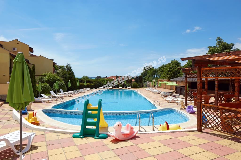 Меблированная двухкомнатный квартира с видом на море для продажи недалеко от пляжа в Свети Влас