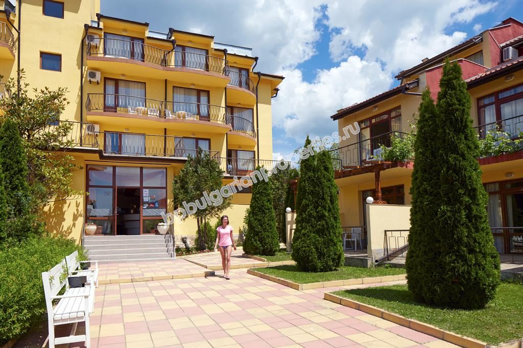 Меблированная двухкомнатный квартира с видом на море для продажи недалеко от пляжа в Свети Влас