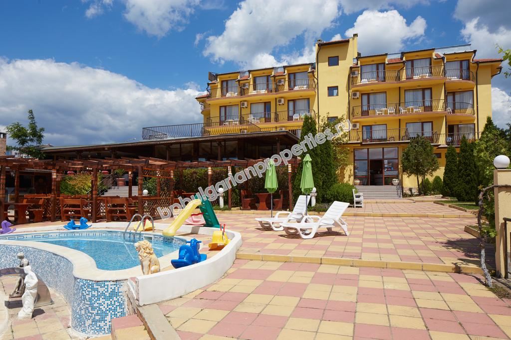 Меблированная двухкомнатный квартира с видом на море для продажи недалеко от пляжа в Свети Влас