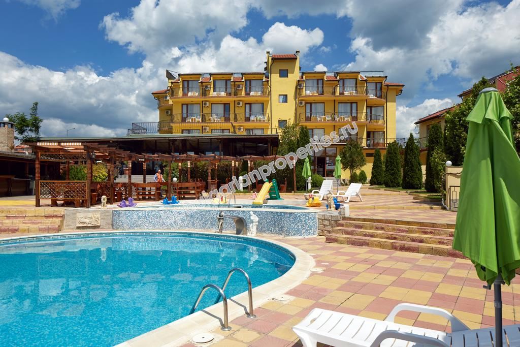 Меблированная двухкомнатный квартира с видом на море для продажи недалеко от пляжа в Свети Влас