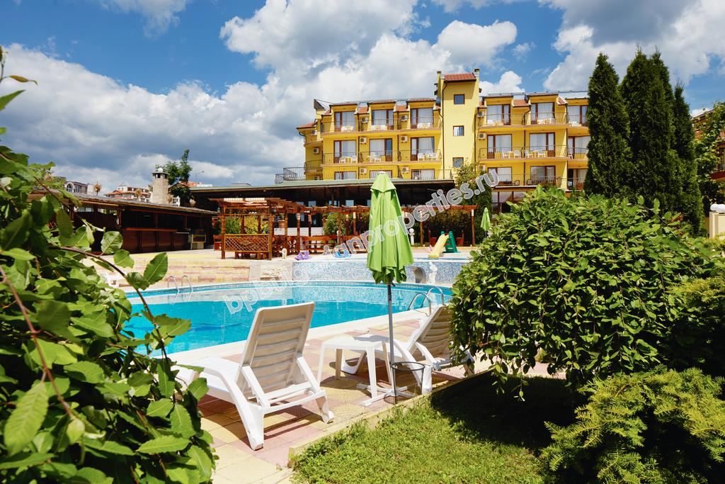 Меблированная двухкомнатный квартира с видом на море для продажи недалеко от пляжа в Свети Влас