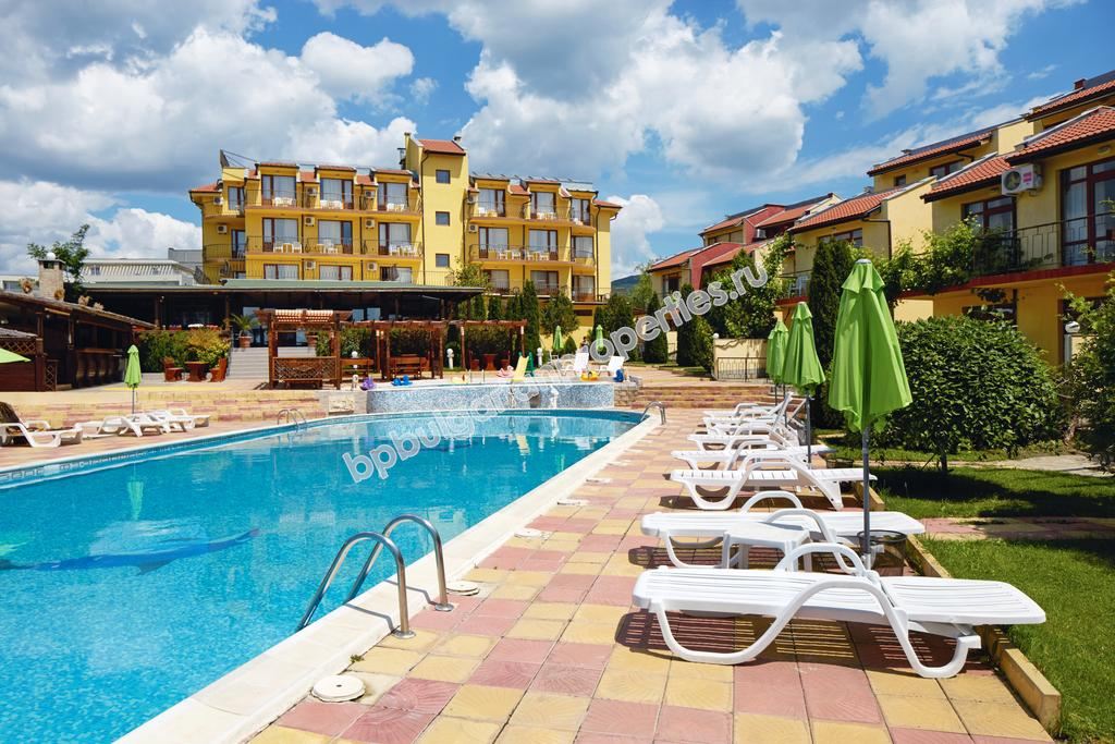 Меблированная двухкомнатный квартира с видом на море для продажи недалеко от пляжа в Свети Влас