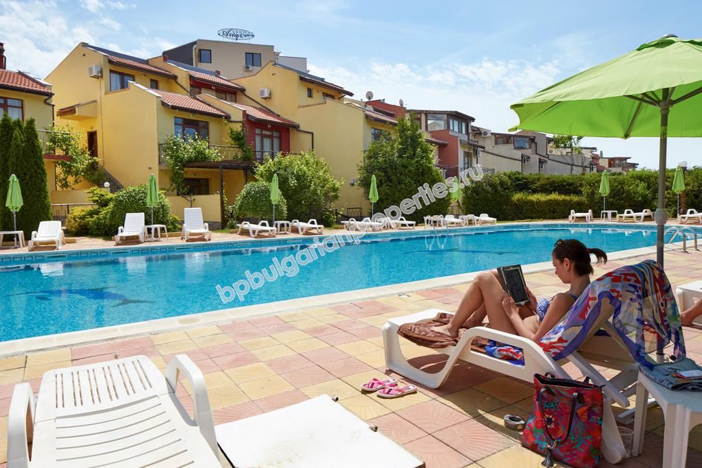 Меблированная двухкомнатный квартира с видом на море для продажи недалеко от пляжа в Свети Влас