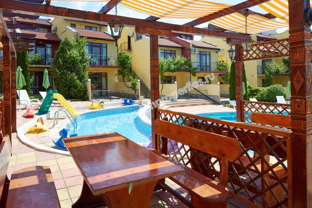 Меблированная двухкомнатный квартира с видом на море для продажи недалеко от пляжа в Свети Влас