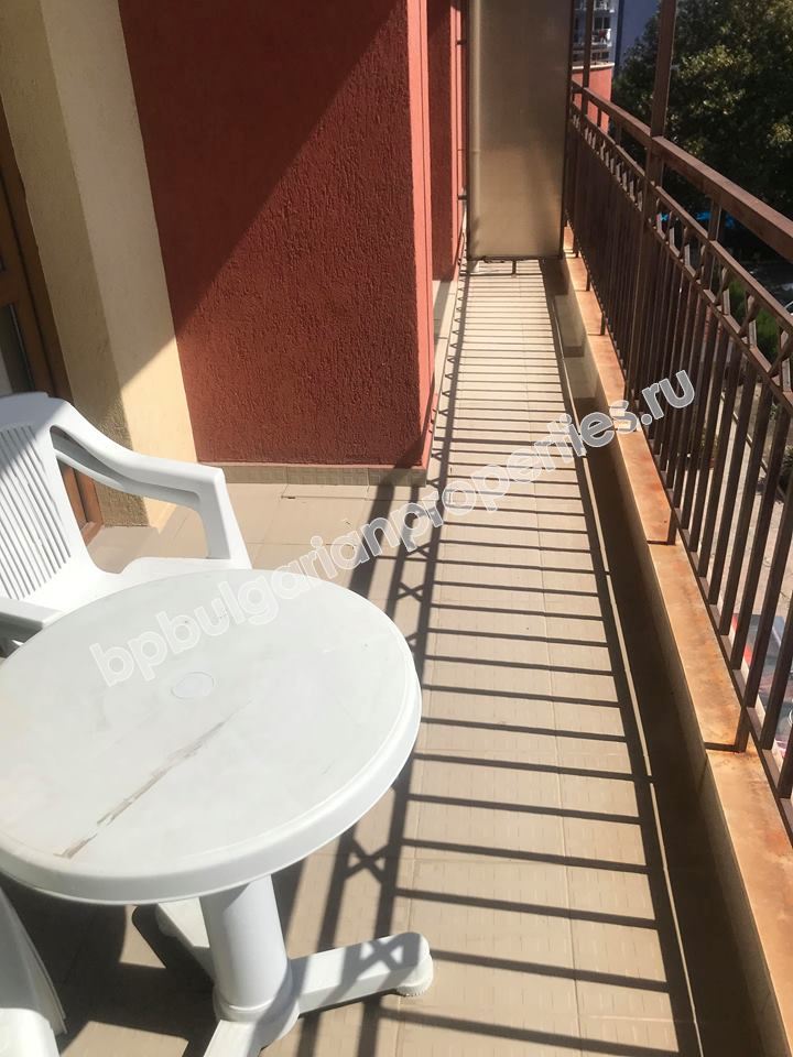 Просторная меблированная двушка с низкой таксой обслуживания на продажу в курорте Солнечный Берег