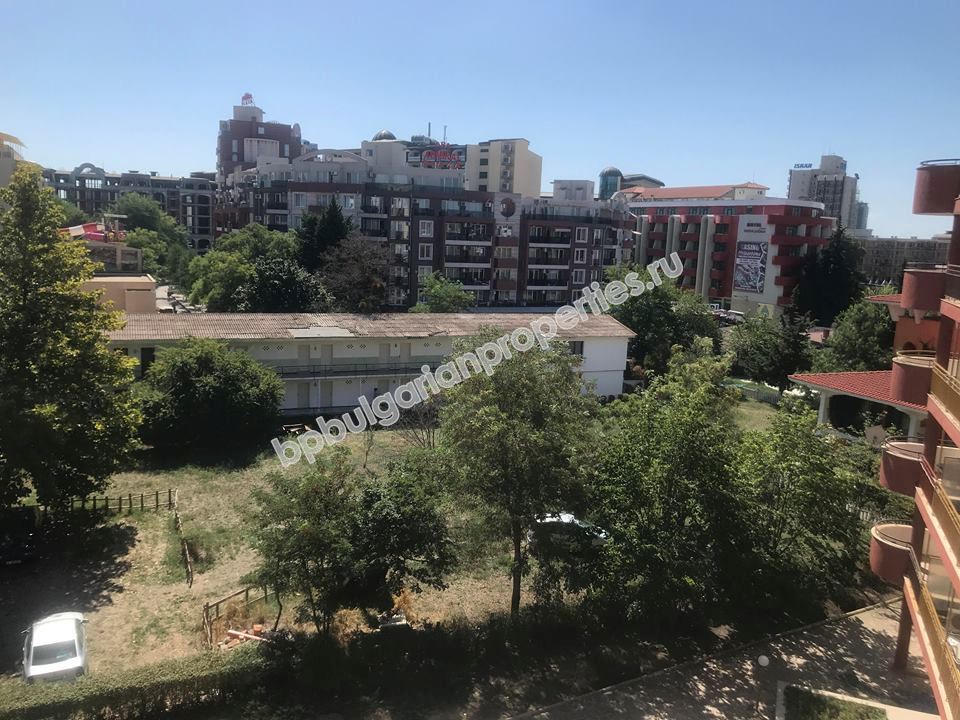 Просторная меблированная двушка с низкой таксой обслуживания на продажу в курорте Солнечный Берег