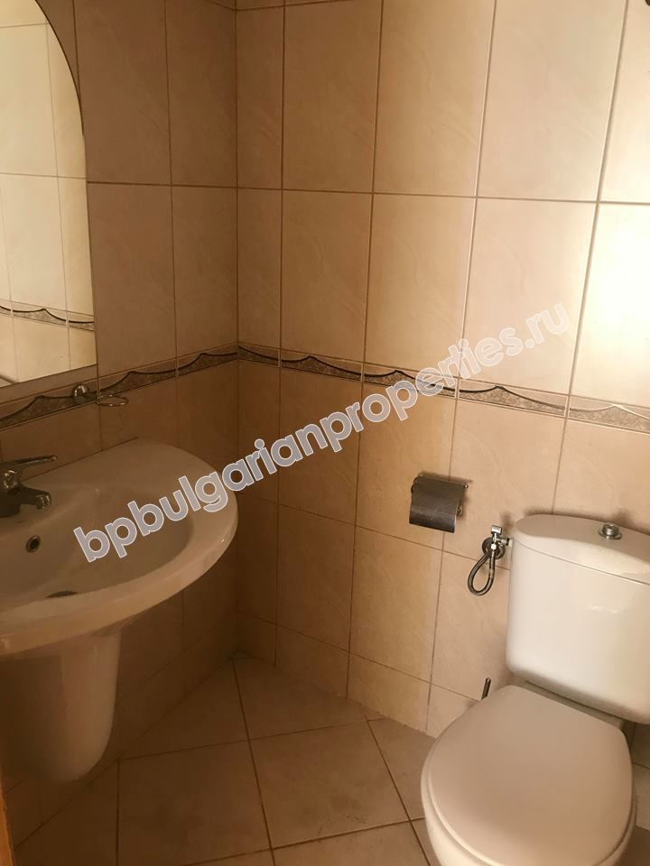 Просторная меблированная двушка с низкой таксой обслуживания на продажу в курорте Солнечный Берег