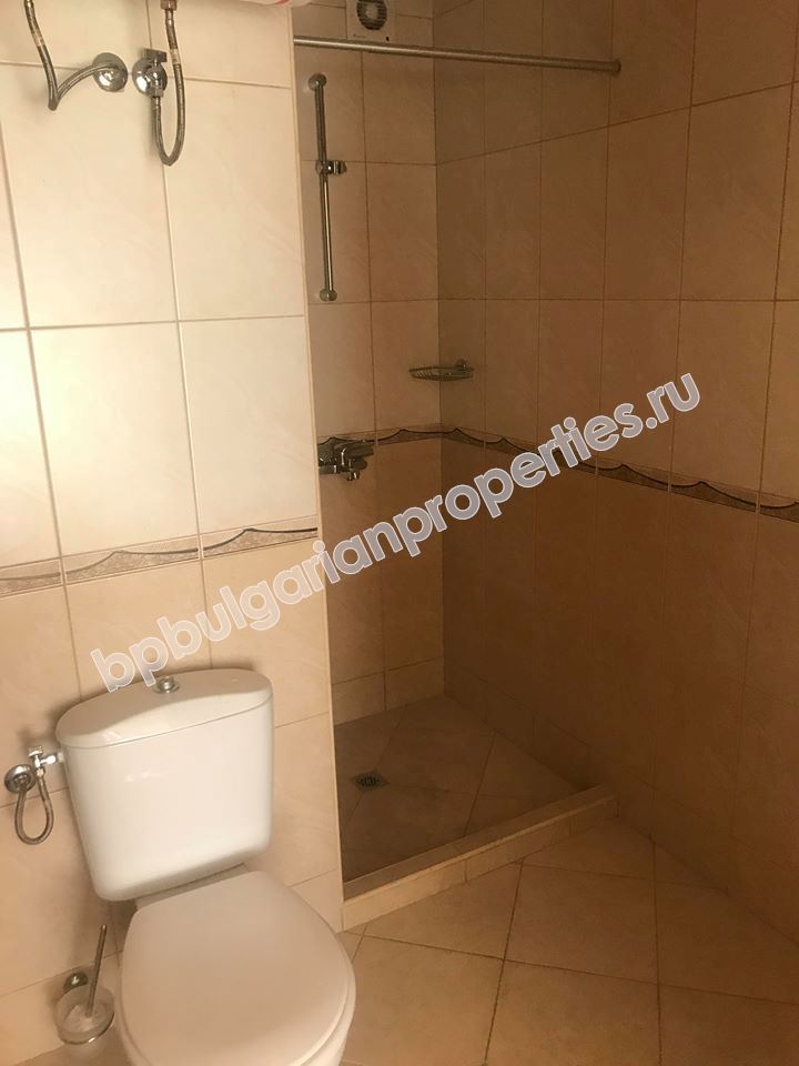 Просторная меблированная двушка с низкой таксой обслуживания на продажу в курорте Солнечный Берег