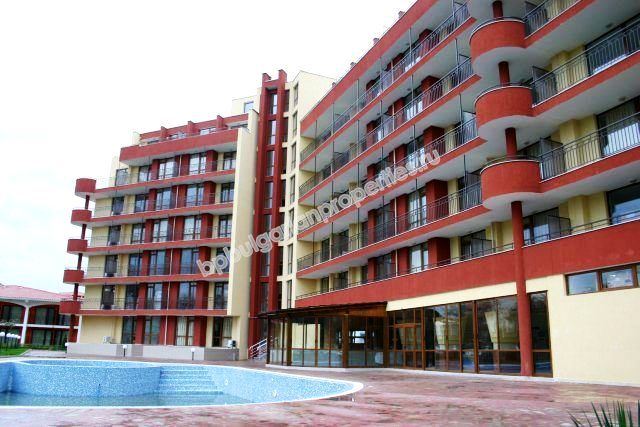 Просторная меблированная двушка с низкой таксой обслуживания на продажу в курорте Солнечный Берег