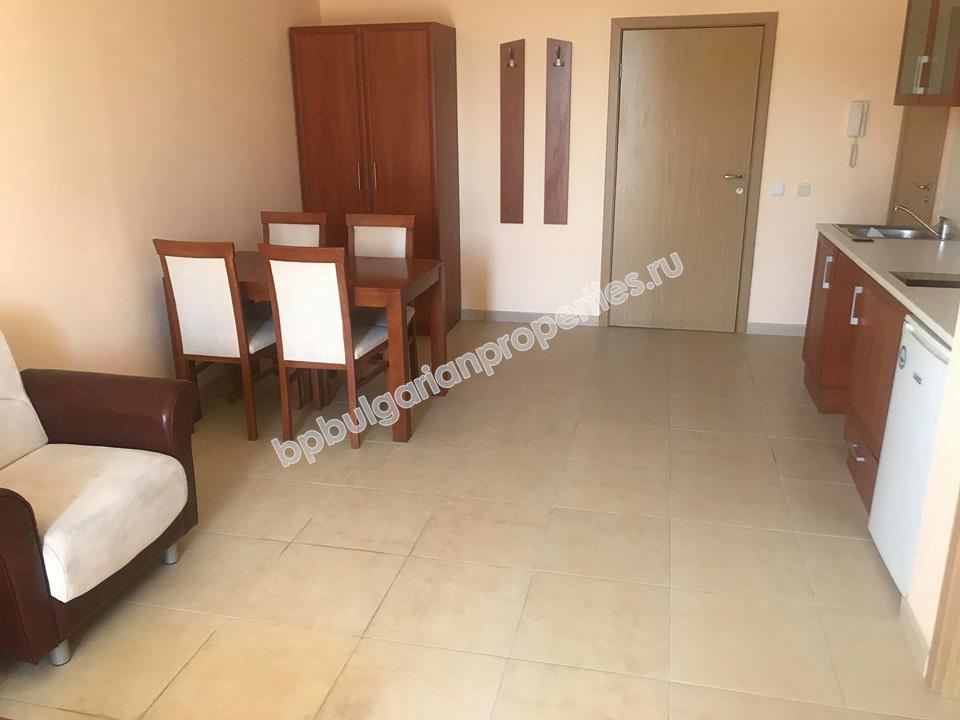 Просторная меблированная двушка с низкой таксой обслуживания на продажу в курорте Солнечный Берег