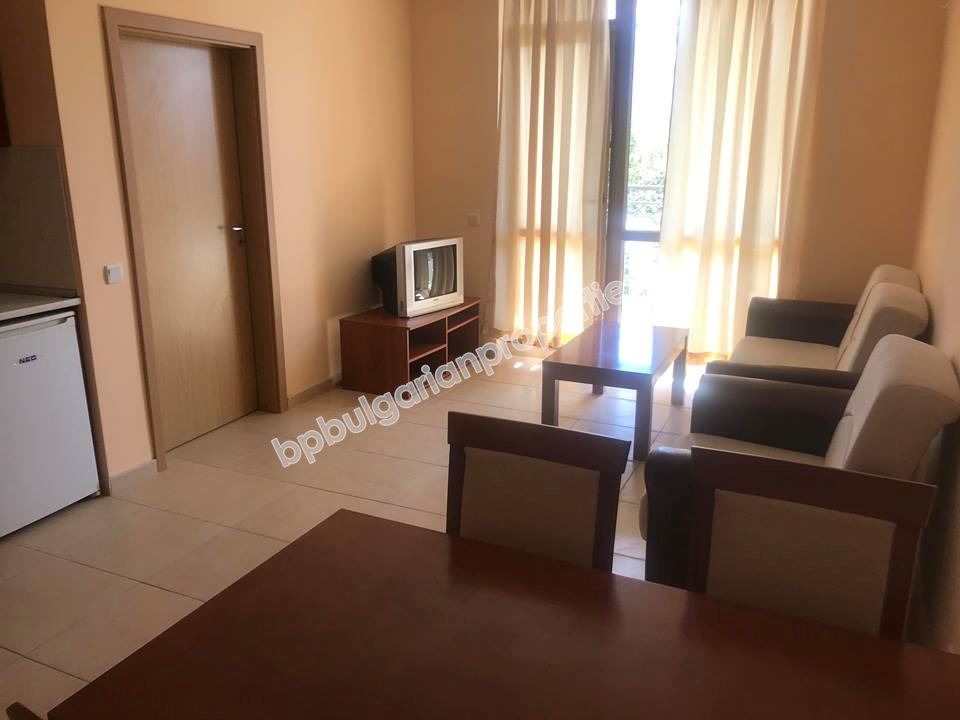 Просторная меблированная двушка с низкой таксой обслуживания на продажу в курорте Солнечный Берег