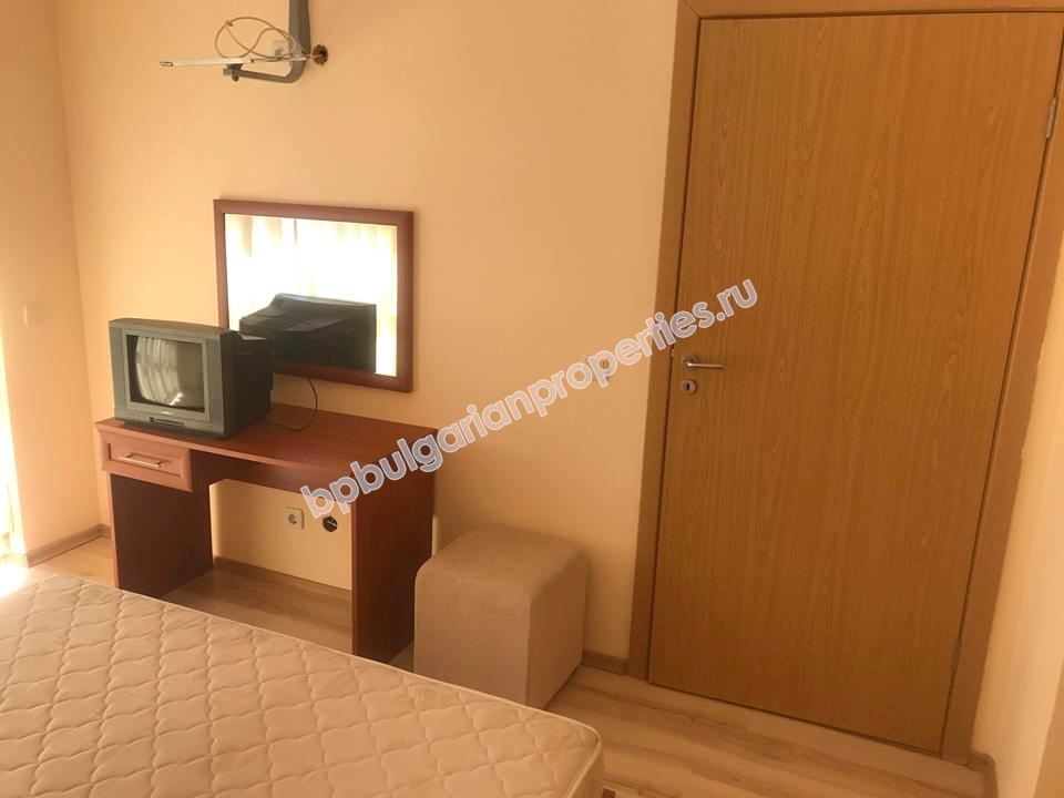 Просторная меблированная двушка с низкой таксой обслуживания на продажу в курорте Солнечный Берег