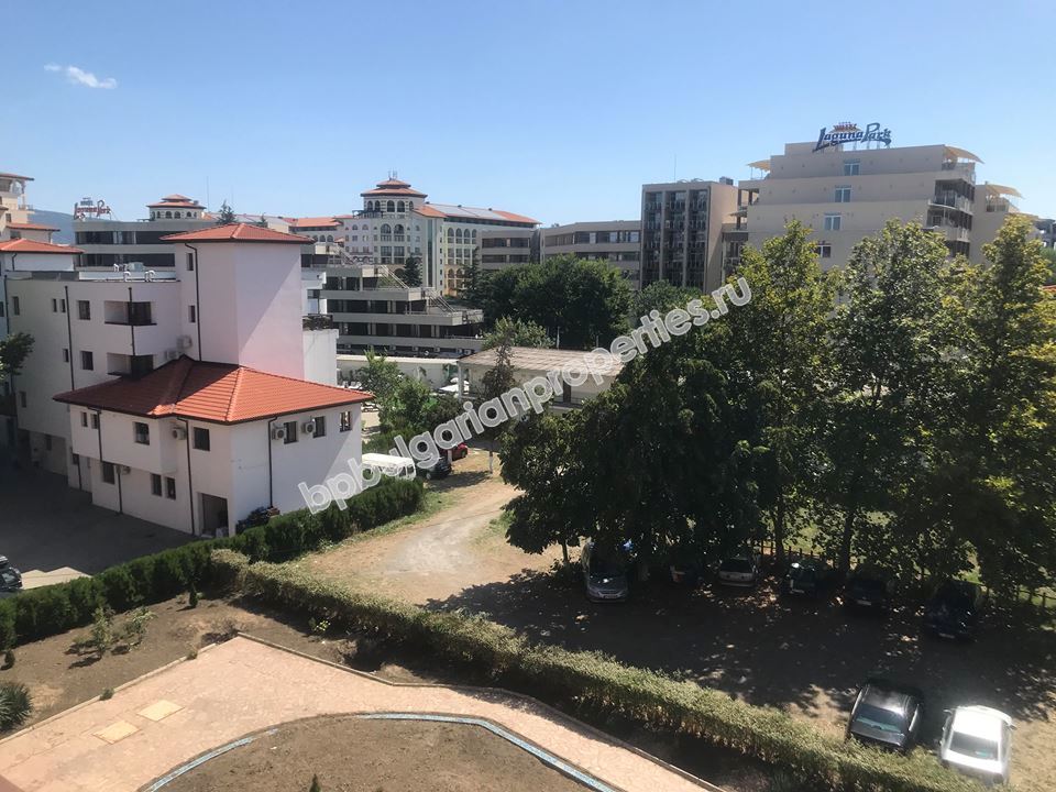 Просторная меблированная двушка с низкой таксой обслуживания на продажу в курорте Солнечный Берег