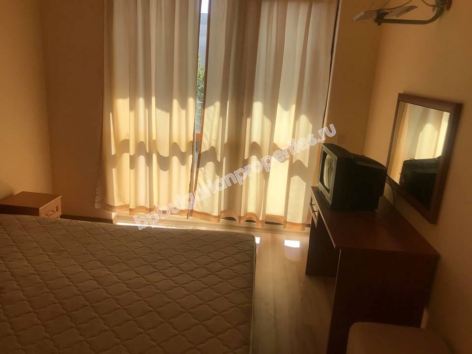 Просторная меблированная двушка с низкой таксой обслуживания на продажу в курорте Солнечный Берег