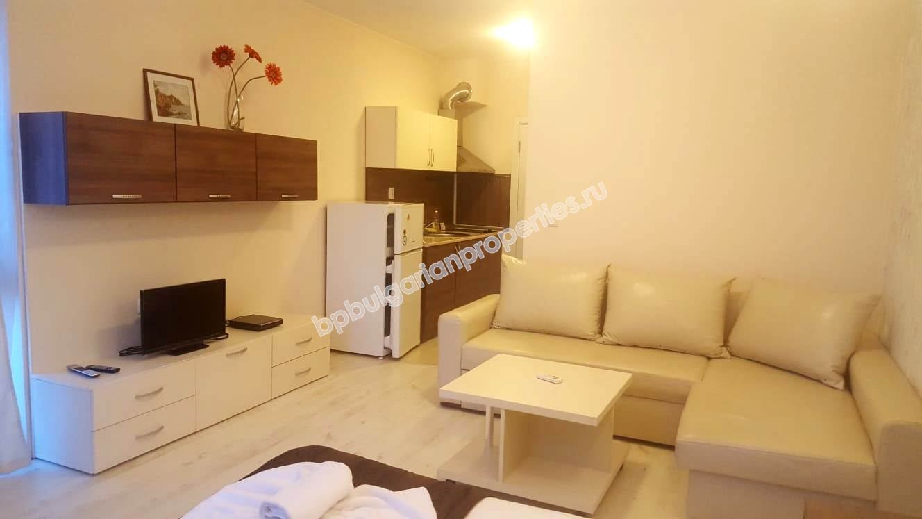 Просторная меблированная студия близко к морю на продажу в курорте Солнечный Берег