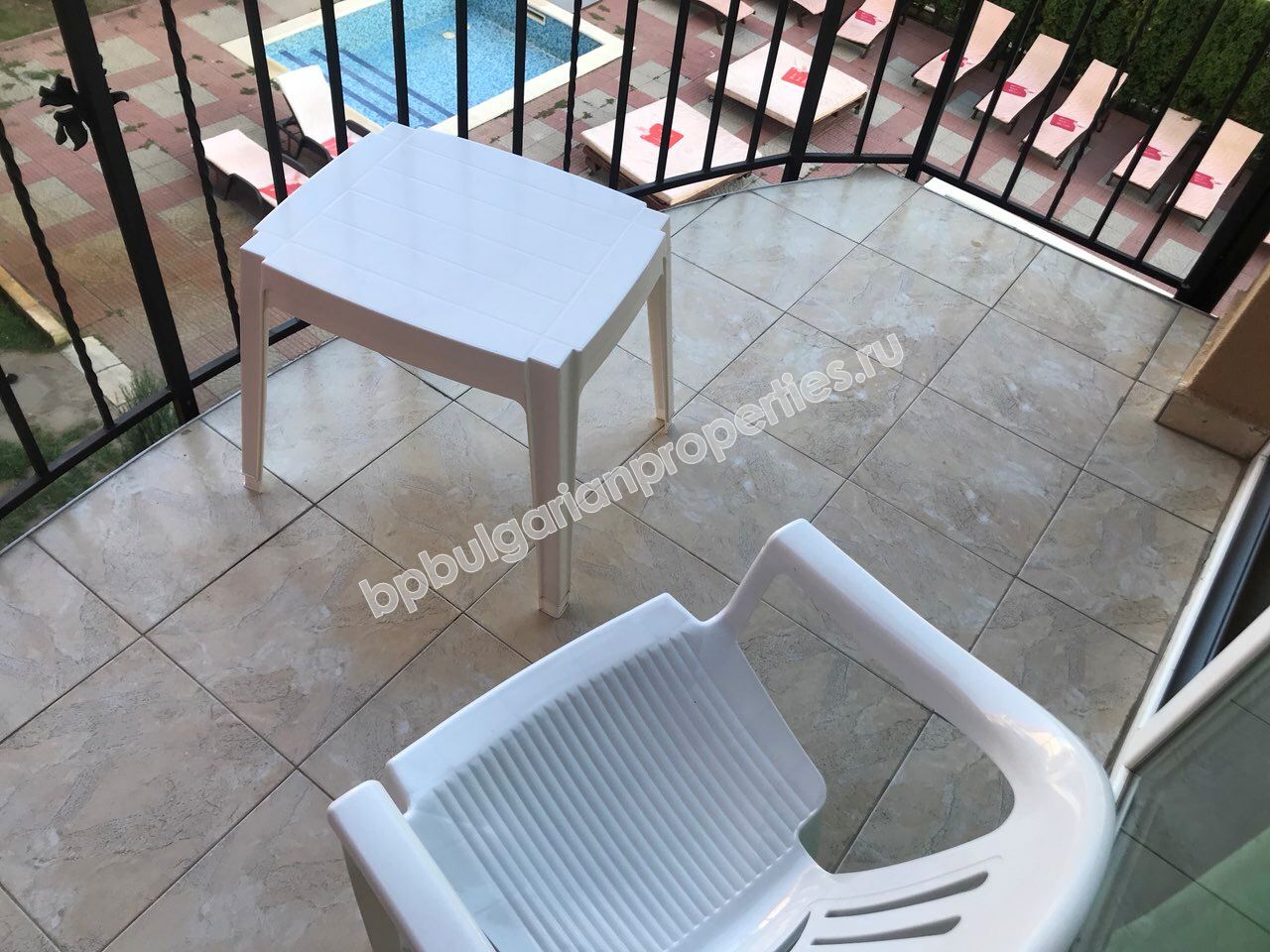 Меблированная двухкомнатная квартира на продажу недалеко от пляжа в курорте Солнечный берег