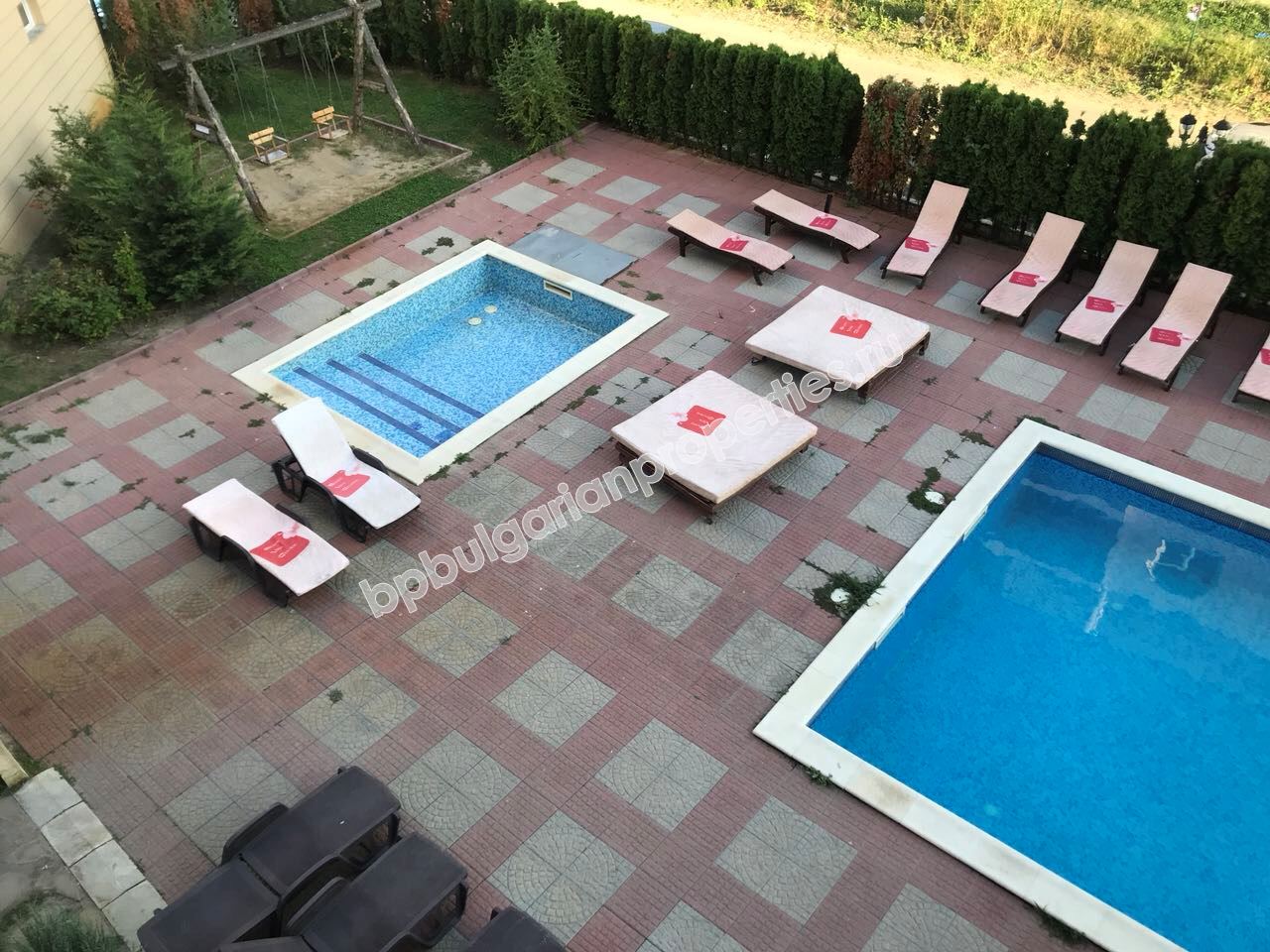 Меблированная двухкомнатная квартира на продажу недалеко от пляжа в курорте Солнечный берег