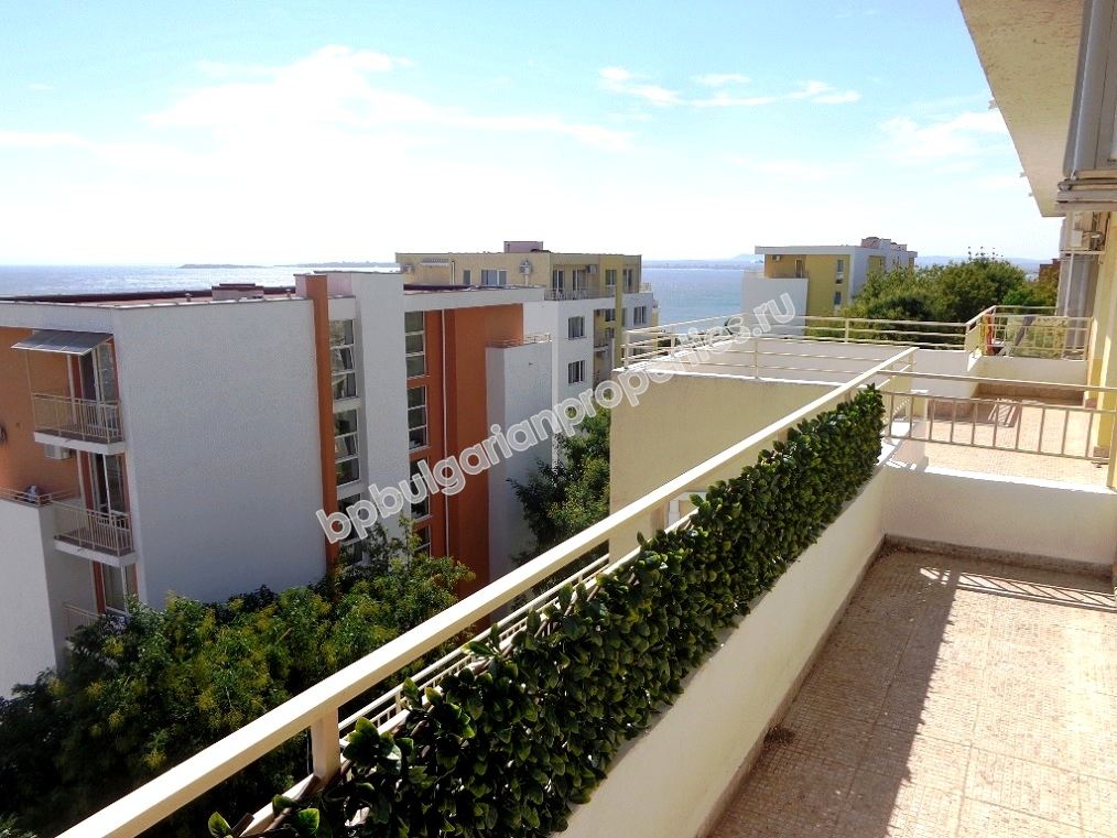 Трехкомнатная меблированная квартира с панорамным видом на море на продажу в курорте Святой Влас