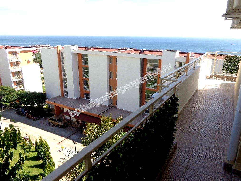 Трехкомнатная меблированная квартира с панорамным видом на море на продажу в курорте Святой Влас