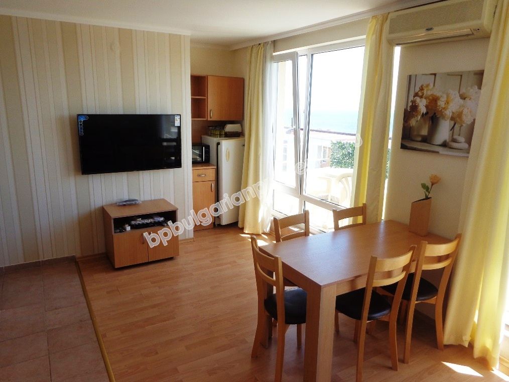 Трехкомнатная меблированная квартира с панорамным видом на море на продажу в курорте Святой Влас