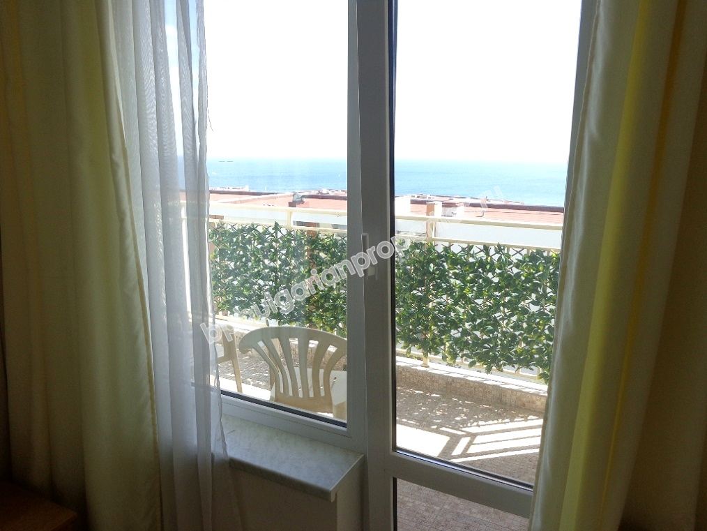 Трехкомнатная меблированная квартира с панорамным видом на море на продажу в курорте Святой Влас