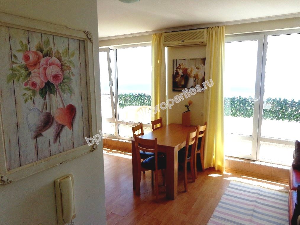 Трехкомнатная меблированная квартира с панорамным видом на море на продажу в курорте Святой Влас