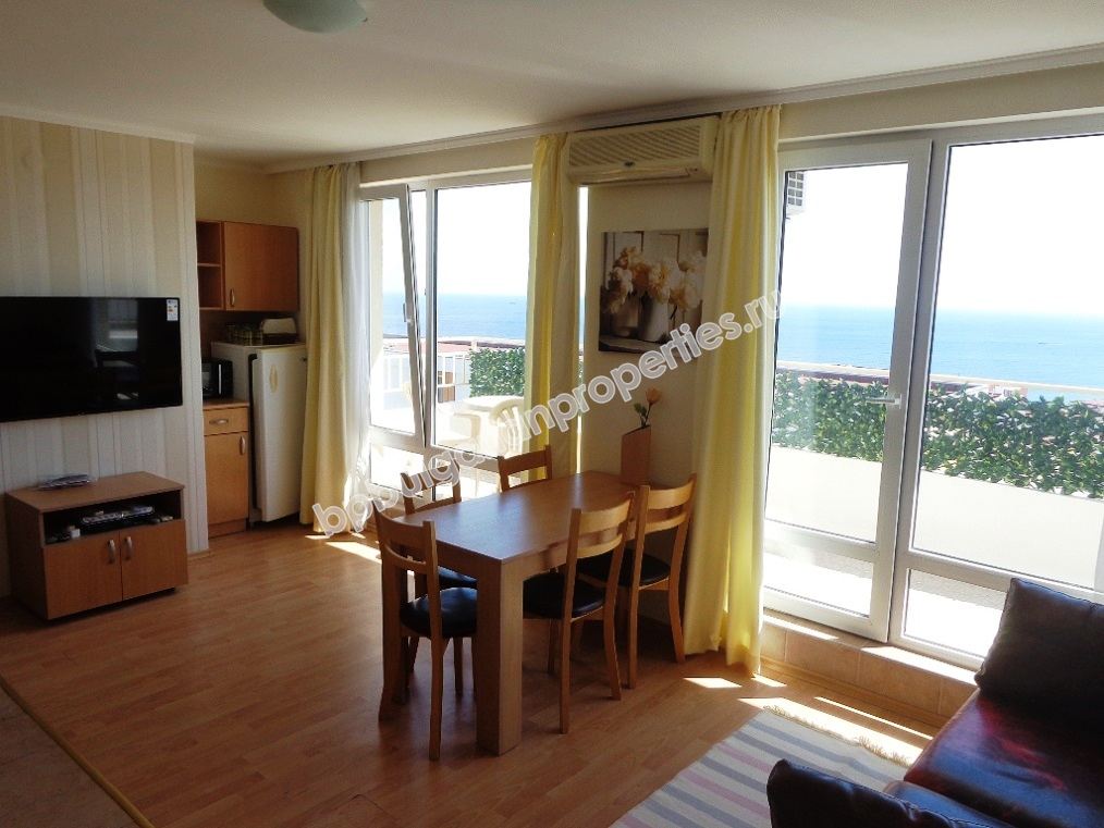 Трехкомнатная меблированная квартира с панорамным видом на море на продажу в курорте Святой Влас
