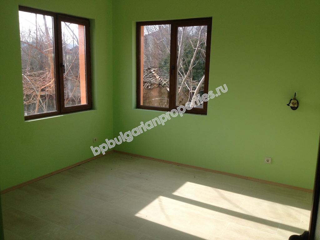 Полностью реновированный дом на продажу в деревне вблизи курорта Солнечный Берег и моря