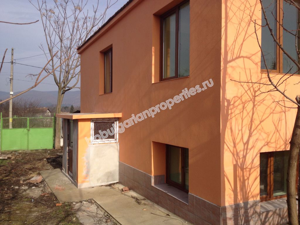 Полностью реновированный дом на продажу в деревне вблизи курорта Солнечный Берег и моря