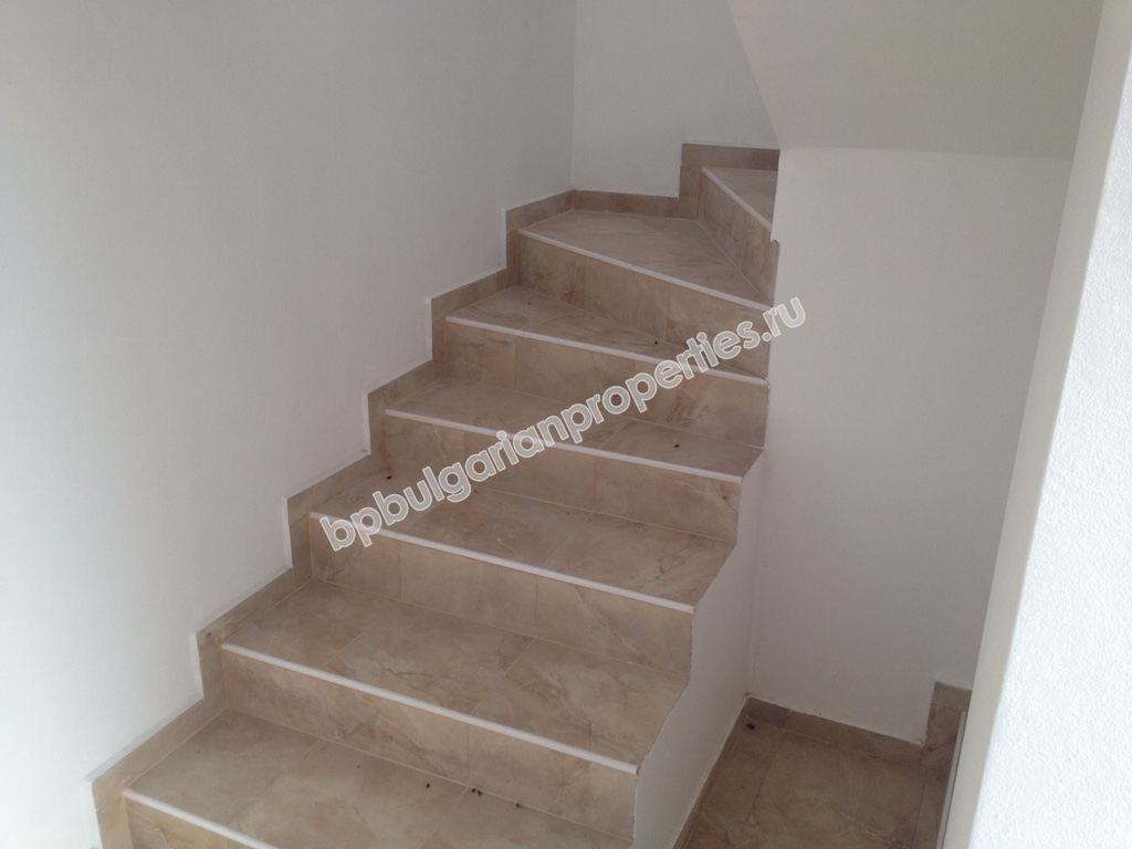 Полностью реновированный дом на продажу в деревне вблизи курорта Солнечный Берег и моря