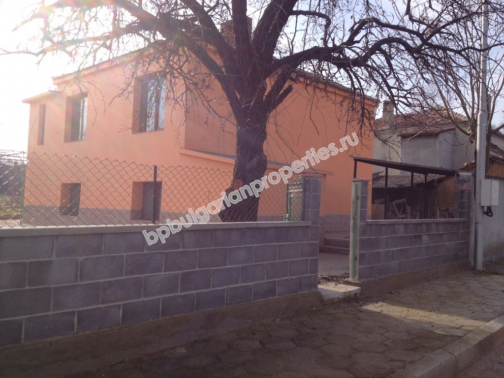 Полностью реновированный дом на продажу в деревне вблизи курорта Солнечный Берег и моря