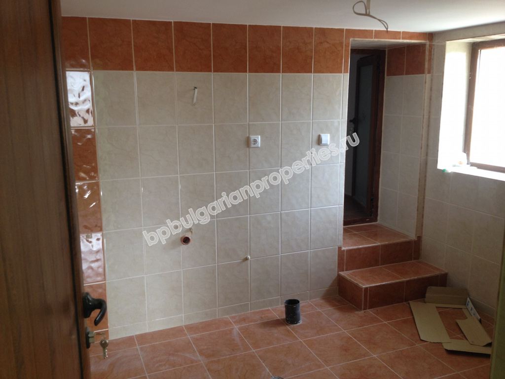 Полностью реновированный дом на продажу в деревне вблизи курорта Солнечный Берег и моря