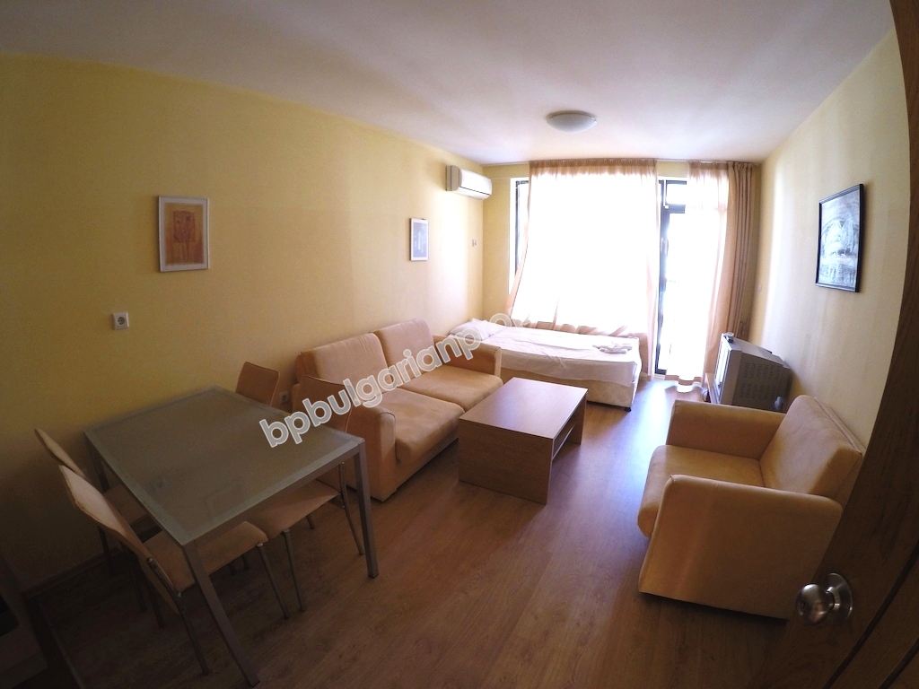 Меблированная двухкомнатная квартира близко к пляжу на продажу в курорте Солнечный Берег