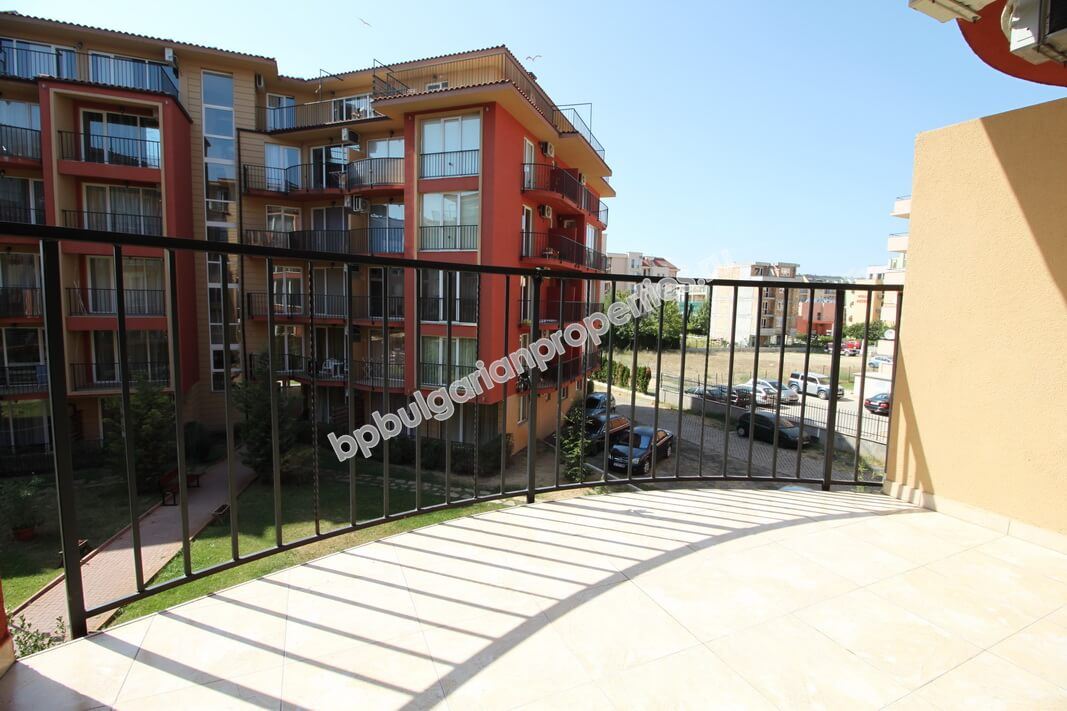 Просторная квартира недалеко от пляжа в курорте Солнечный берег