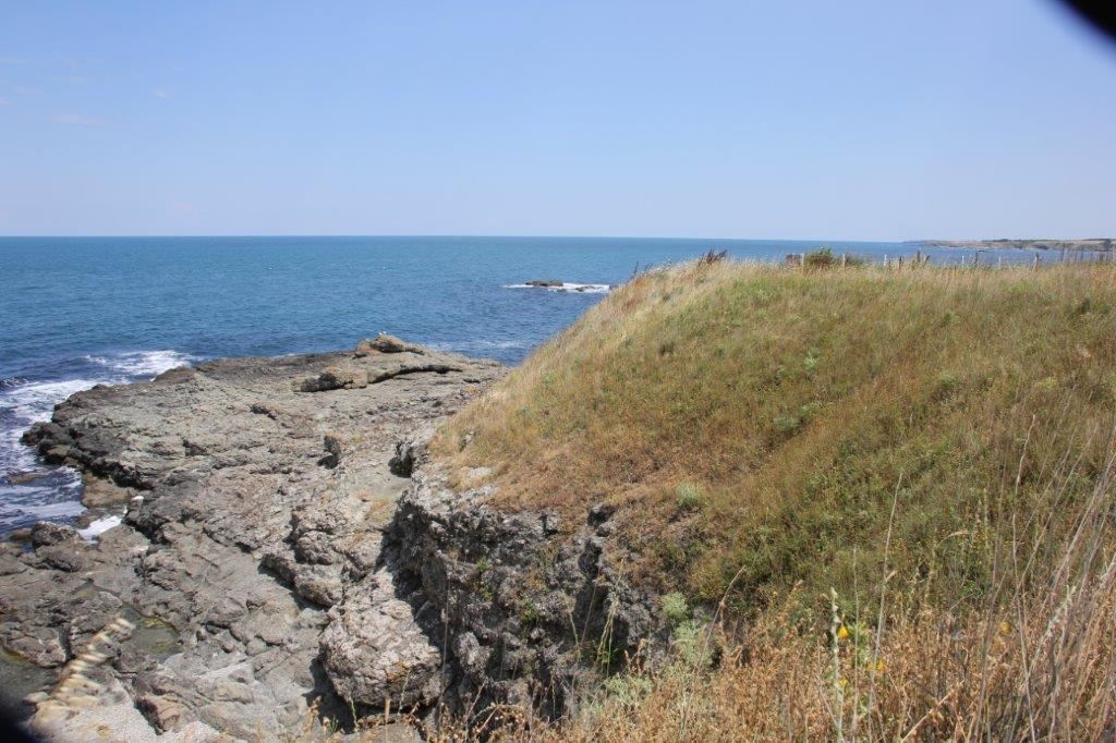 Участок с разрешением на строительство дома на первой линии в Царево